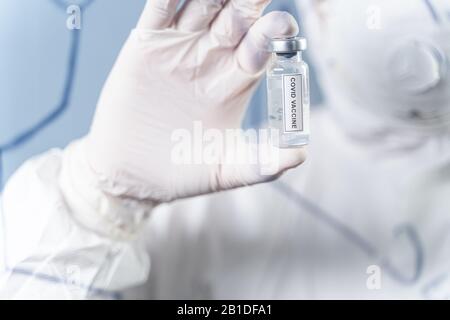 Foto focalizzata sulla mano maschile che dimostra il vaccino Foto Stock