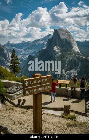 Yoemita Valley, Glacier Point e Half Dome nel Yosemite National Park, California, Stati Uniti Foto Stock
