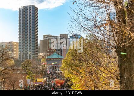 Ueno, giappone - 02 gennaio 2020: Vista ad alto angolo sul Tempio Kaneiji nel parco di Ueno con persone che camminano in peddlers o carnies o Tekiya cibo giapponese s. Foto Stock