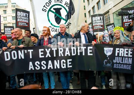 John Shipton, Kristinn Hrafnsson, Vivienne Westwood - non Estradare la marcia di Assange, per protesta dell'estradizione di WikiLeaks Julian Assange negli Stati Uniti. Foto Stock