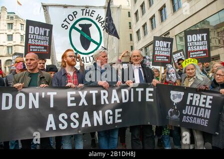 John Shipton, Kristinn Hrafnsson, Vivienne Westwood - non Estradare la marcia di Assange, per protesta dell'estradizione di WikiLeaks Julian Assange negli Stati Uniti. Foto Stock