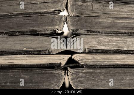 Antichi libri aperti impilati uno sull'altro. Con tonalità di colore Foto Stock