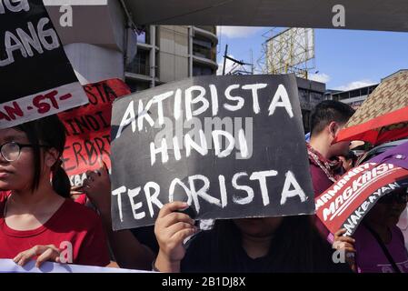 Metro Manila, Filippine. 24th Feb, 2020. People Power Anniversary dopo 34 anni. Non siamo terroristi, ma attivisti. Credito: George Buid/Zuma Wire/Alamy Live News Foto Stock