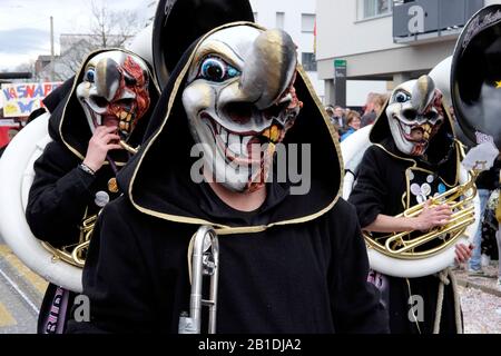 I partecipanti indossano una maschera al carnevale di Allschwil, Basilea campagna, Svizzera Foto Stock