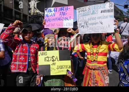 Metro Manila, Filippine. 24th Feb, 2020. People Power Anniversary dopo 34 anni. Un gruppo di Lumads si unisce alla protesta. Si tratta di popolazioni indigene che vengono attaccate e uccise nella loro patria. Credito: George Buid/Zuma Wire/Alamy Live News Foto Stock