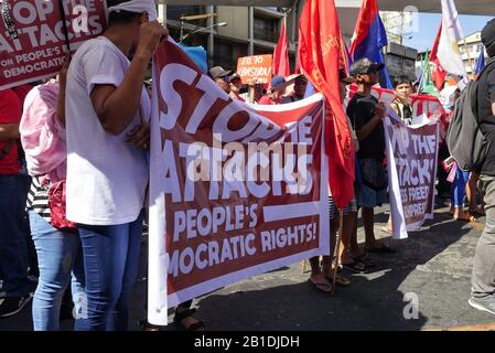 Metro Manila, Filippine. 24th Feb, 2020. People Power Anniversary dopo 34 anni. Protesta contro il Presidente Duterte per fermare l'attacco alla democrazia del popolo. Credito: George Buid/Zuma Wire/Alamy Live News Foto Stock
