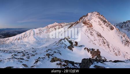 Neve invernale coperto vette in Europa. Ottimo posto per gli sport invernali Foto Stock