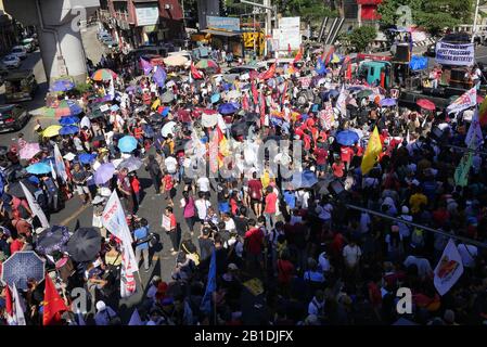 Metro Manila, Filippine. 24th Feb, 2020. People Power Anniversary dopo 34 anni. Invece una protesta al Presidente Duterte, tenuto da diversi gruppi e settori, presso l'Arco della Pace di Mendiola. Credito: George Buid/Zuma Wire/Alamy Live News Foto Stock