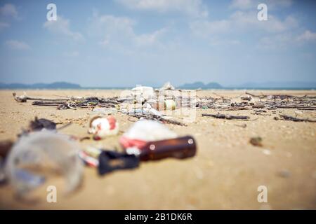 Dumping oceanico - inquinamento totale su una spiaggia tropicale Foto Stock