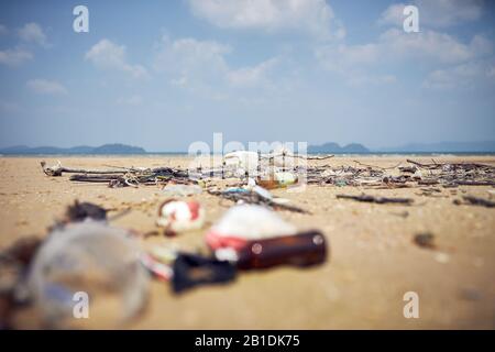 Dumping oceanico - inquinamento totale su una spiaggia tropicale Foto Stock