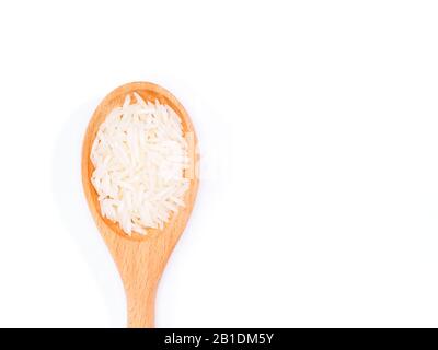 Riso indiano a grani lunghi Basmati in cucchiaio di legno isolato su bianco Foto Stock