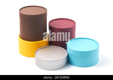 Diverse scatole di cartone rotonde multicolore su sfondo bianco. Foto Stock