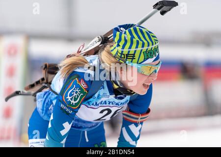 Ritratto sportswoman biathlete Legostaeva Anastasia (Nyagan) al termine dopo lo sci, tiro con il fucile. Gare regionali di biathlon junior aperte Foto Stock