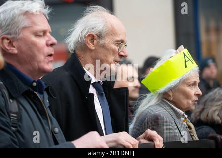 Kristinn Hrafnsson, John Shipton e Vivienne Westwood in occasione di un rally, per protesta del fondatore di WikiLeaks, Julian Assange, per l'estradizione negli Stati Uniti. Foto Stock