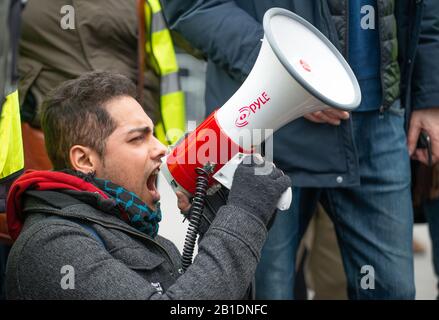 Protesta con il megafono al rally Di Non Estradare Assange nello Strand, per protesta del fondatore di WikiLeaks, Julian Assange, l'estradizione negli Stati Uniti. Foto Stock