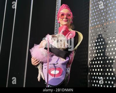 Milano, Italia: 19 febbraio 2020: Abito Street style blogger di moda prima della sfilata di moda Gucci a Milano - Foto Stock