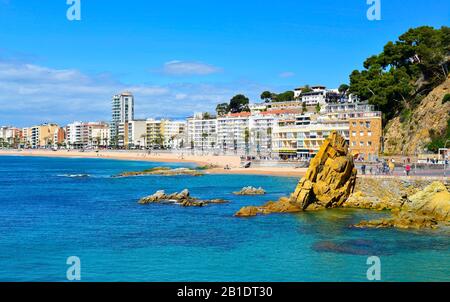 Lloret DE MAR, SPAGNA - 19 APRILE 2017: Vista panoramica sulla spiaggia di Platja de Lloret de Mar, Spagna. E' la spiaggia principale in questo popolare Foto Stock