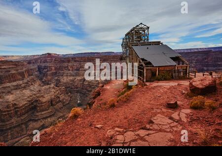 Vecchio edificio sopra il West Rim del Grand Canyon, Stati Uniti Foto Stock