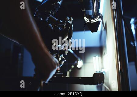 Backstage di produzione video. Dietro le quinte di creare contenuti video, un team professionale di cameramen con un regista filmare annunci commerciali. Vide Foto Stock