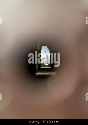 Vista della Basilica di San Pietro attraverso i Cavalieri di Malta Keyhole, Villa Malta, Roma, Italia Foto Stock