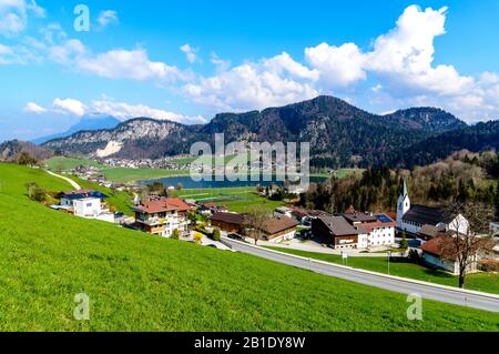 Splendida vista sul lago Thiersee, alpi montagne., cielo blu, nuvole. Austria, Tirolo, Tirolo Nelle Vicinanze Di Kufstein. Frontiera Con La Baviera, Germania, Foto Stock