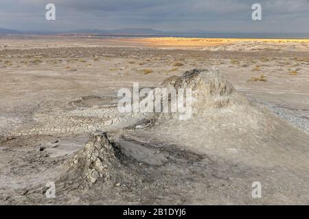 Fango di montagna nella valle di vulcani di fango di Gobustan vicino Baku, Azerbaigian. Paesaggio vulcanico Foto Stock