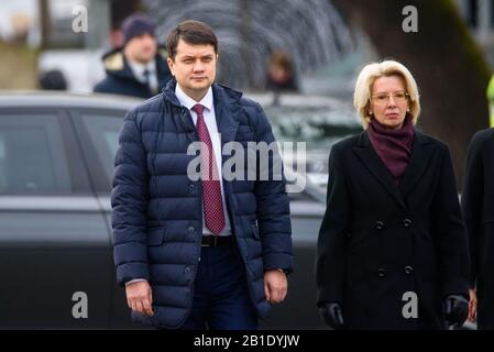 Riga, Lettonia. 25th Feb, 2020. Dmytro Razumkov, Presidente della Verkhovna Rada e Inara Murniece, Presidente del Parlamento della Lettonia, durante la cerimonia di deposizione dei fiori al Monumento della libertà a riga, Lettonia. Credito: Gints Ivuskans/Alamy Live News Foto Stock