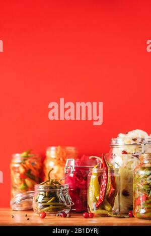 Background alimentare probiotici. Carote, kimchi, barbabietole, crauti, cetrioli sottaceto in vasi di vetro. Concetto di cibo fermentato e inscatolante invernale. Banner con spazio di copia. Foto Stock