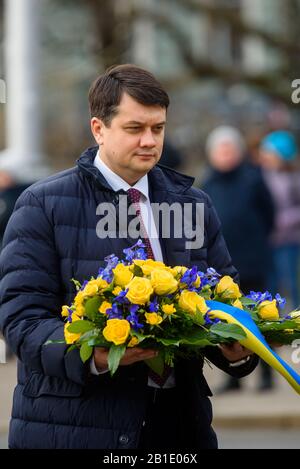 Riga, Lettonia. 25th Feb, 2020. Dmytro Razumkov, Presidente della Verkhovna Rada e Inara Murniece, Presidente del Parlamento della Lettonia, durante la cerimonia di deposizione dei fiori al Monumento della libertà a riga, Lettonia. Credito: Gints Ivuskans/Alamy Live News Foto Stock