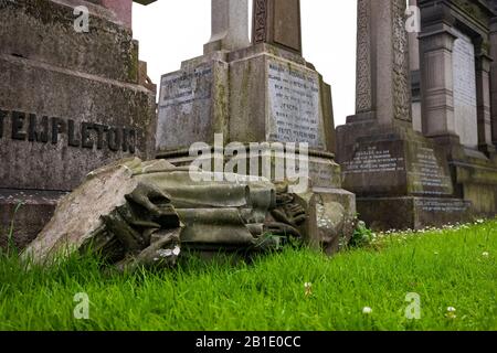 Glasgow, Scotland/UK - 29 giugno 2019: La necropoli di Glasgow, un cimitero vittoriano, si trova su una collina bassa ma molto prominente a est di Glasgo Foto Stock