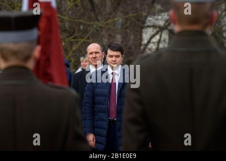 Riga, Lettonia. 25th Feb, 2020. Dmytro Razumkov, Presidente della Verkhovna Rada e Inara Murniece, Presidente del Parlamento della Lettonia, durante la cerimonia di deposizione dei fiori al Monumento della libertà a riga, Lettonia. Credito: Gints Ivuskans/Alamy Live News Foto Stock