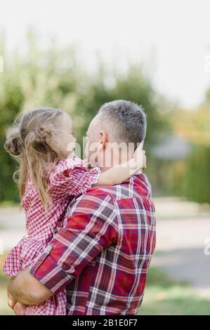 nonno con nipote. Ti amo così tanto mio nonno. Nonno bacia nipote nel parco. Famiglia multigeneration godendo nel parco. Foto Stock