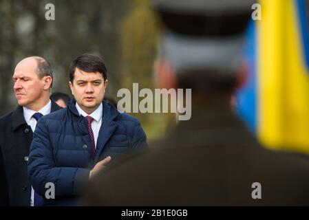 Riga, Lettonia. 25th Feb, 2020. Dmytro Razumkov, Presidente della Verkhovna Rada e Inara Murniece, Presidente del Parlamento della Lettonia, durante la cerimonia di deposizione dei fiori al Monumento della libertà a riga, Lettonia. Credito: Gints Ivuskans/Alamy Live News Foto Stock