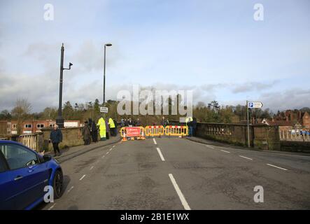 Bewdley ponte chiuso al traffico a causa delle inondazioni del fiume Severn. Foto Stock