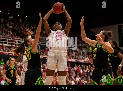 24 febbraio 2020 Stanford, CA, U.S.A., Stanford Cardinal Forward Maya Dodson (15) scatta un colpo durante il gioco NCAA Women's Basketball tra gli Oregon Ducks e lo Stanford Cardinal 66-74 perso al Maples Pavilion Stanford, CA. Thurman James/CSM Foto Stock
