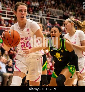24 febbraio 2020 Stanford, CA, U.S.A., Stanford Cardinal guard Lacie Hull (24) guida al cerchio durante il NCAA Women's Basketball game tra Oregon Ducks e lo Stanford Cardinal 66-74 perso al Maples Pavilion Stanford, CA. Thurman James/CSM Foto Stock