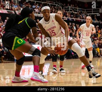 24 febbraio 2020 Stanford, CA, U.S.A., Stanford Cardinal Forward Maya Dodson (15) guida al basket durante il NCAA Women's Basketball game tra Oregon Ducks e lo Stanford Cardinal 66-74 perso al Maples Pavilion Stanford, CA. Thurman James/CSM Foto Stock
