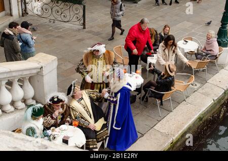 Le celebrazioni continuano a Venezia spiste il carnevale in corso di cancellazione a causa della minaccia di coronavirus Foto Stock