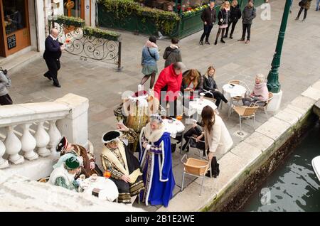 Le celebrazioni continuano a Venezia spiste il carnevale in corso di cancellazione a causa della minaccia di coronavirus Foto Stock