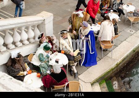 Le celebrazioni continuano a Venezia spiste il carnevale in corso di cancellazione a causa della minaccia di coronavirus Foto Stock