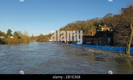 Ironbridge, Shropshire, Regno Unito. 25th Feb, 2020. Ironbridge 26th Febbraio 2020 River Severn in piena in Ironbridge Shropshire Regno Unito. Le barriere di difesa contro le inondazioni dell'Agenzia per l'ambiente stanno difendendo le proprietà del Wharfage, ma le previsioni sono che il fiume sovrasta le barriere più tardi oggi. Credit: David Bagnall/Alamy Live News Foto Stock