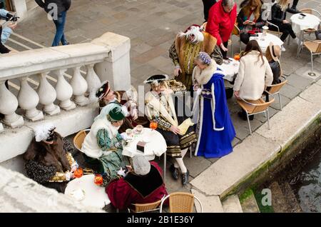 Le celebrazioni continuano a Venezia spiste il carnevale in corso di cancellazione a causa della minaccia di coronavirus Foto Stock