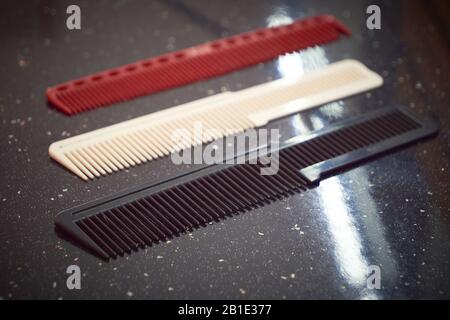 Tre pettini per capelli, utensili per il taglio dei capelli Foto Stock