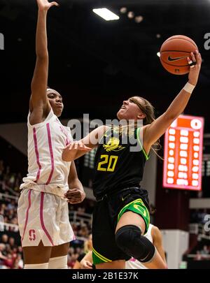 24 febbraio 2020 Stanford, CA, U.S.A., Oregon Ducks guardia Sabrina Ionescu (20) guida al cerchio durante il NCAA Women's Basketball gioco tra Oregon Ducks e la Stanford Cardinal 74-66 vincere al Maples Pavilion Stanford, CA. Thurman James/CSM Foto Stock