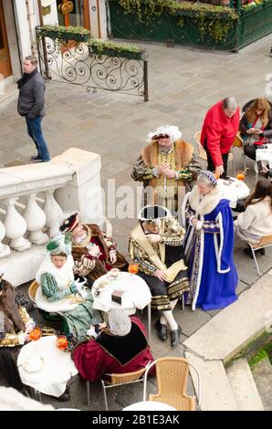 Le celebrazioni continuano a Venezia spiste il carnevale in corso di cancellazione a causa della minaccia di coronavirus Foto Stock