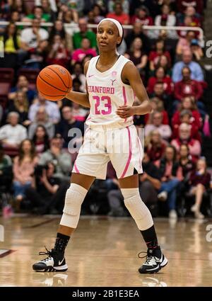 24 febbraio 2020 Stanford, CA, U.S.A., Stanford Cardinal guard Kiana Williams (23) ha ambientato il gioco durante la partita di basket femminile NCAA tra gli Oregon Ducks e lo Stanford Cardinal 66-74 perso al Maples Pavilion Stanford, CA. Thurman James/CSM Foto Stock