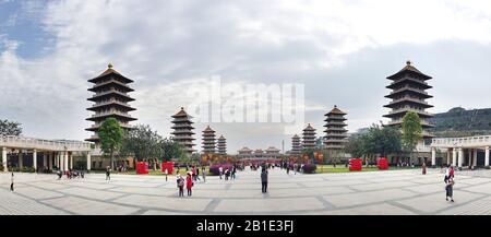 Kaohsiung, TAIWAN -- 25 GENNAIO 2020: Una vista panoramica del Buddha Memorial con le sue grandi pagode al monastero buddista di Fo Guang Shan. Foto Stock