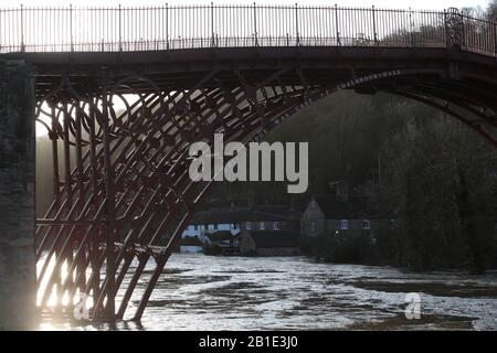 Vista generale delle inondazioni in Ironbridge, Shropshire, come il fiume Severn rimane alto, con gli avvertimenti di ulteriori inondazioni in tutto il Regno Unito. Guarda la storia di PA WEATHER Storm. Photo credit dovrebbe leggere: Nick Potts/PA Wire Foto Stock