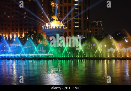 Kaohsiung, TAIWAN -- 6 FEBBRAIO 2020: Durante il Festival delle Lanterne presso il fiume Love si svolge un colorato spettacolo d'acqua. Foto Stock