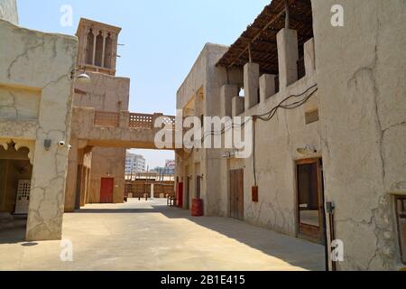 Vecchia Dubai di edifici e tradizionali strade arabe. Quartiere Storico Di Al Fahidi, Al Bastakiya A Dubai. Foto Stock